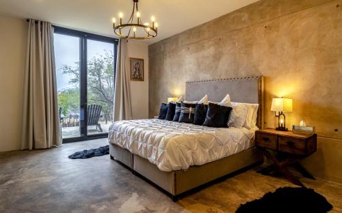 Panoramic Paradise 4BR Gem Overlooking SMAs Dam in Las Flores, Mexico