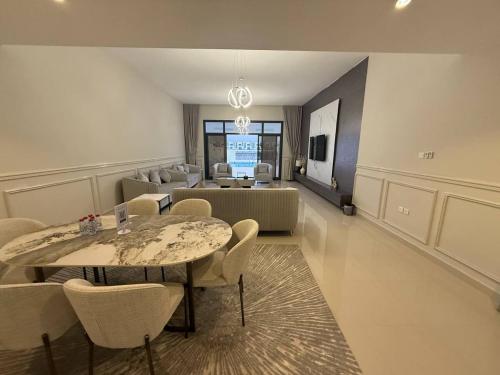 Lux 4 with Assistance room with Pool and Sea View in Al Aqah