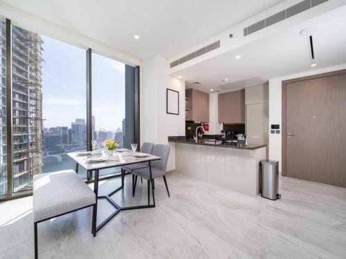 Brand New Business Bay 1 Bed with Burj Khalifa and Canal Views, Dubaj (zdjęcie 8)