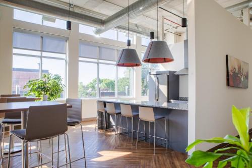 บริการและสิ่งอำนวยความสะดวก, Luxury East Side Studio Apt Near Brady St with Balcony near พิพิธภัณฑ์ศิลปะการตกแต่ง วิลล่าเทอร์เรซ