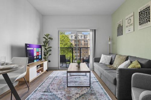 Cozy Urban Getaway - Free Parking Gym Stadium