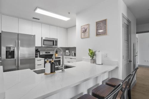 Cozy Urban Getaway - Free Parking Gym Stadium - image 3