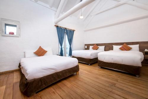 1 king bed, 3 twin beds