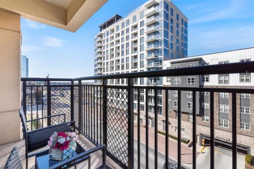 Bright Uptown Bliss - Free Parking Walkable Views - image 4