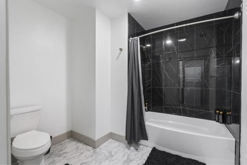 Bright Uptown Bliss - Free Parking Walkable Views - image 3
