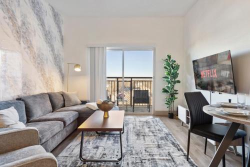 Cozy City Charm - Spacious Parking Balcony Gym
