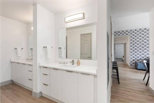 The Tar Heel - Stylish 4BR with City Views - Free Parking - Gym - image 2