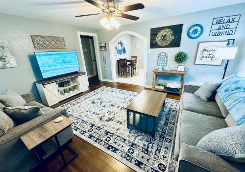 Relax & Unwind in 2BR 1BA Home in Quiet Neighborhood Relax & Unwind in 2BR 1BA Home in Quiet Neighborhood