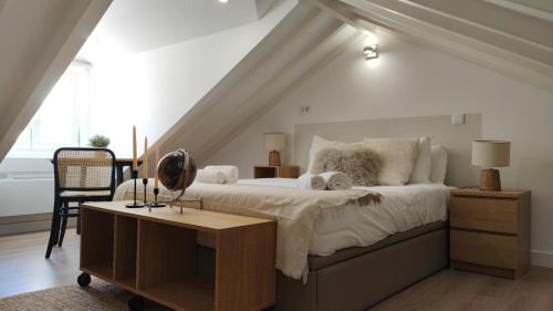 Chiado Modern Attic Duplex 2-Bedroom Apartment, Lizbona