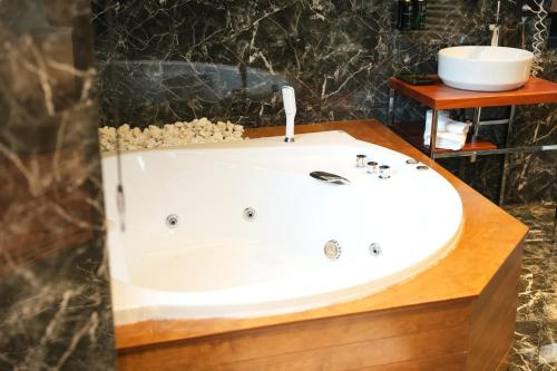 La Suite Boutique Hotel in บโลกู