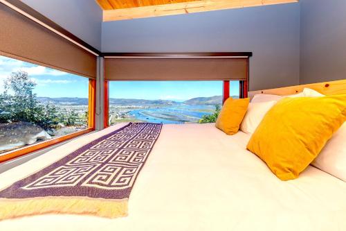 Main House - Maison Mahogany - 100sqm design with lagoon view and jacuzzi in พาราไดซ์