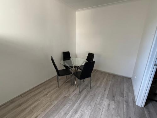 1 Bedroom Entire House in Sunshine