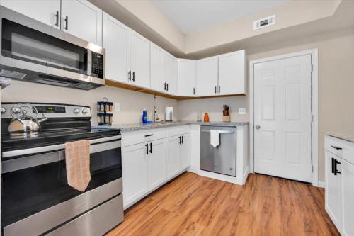 Kitchen, Spacious mid-century modern 3bed house in Atlanta University Center