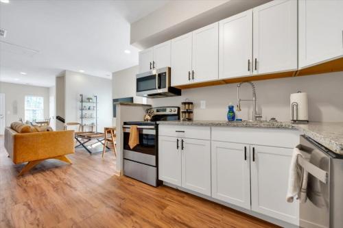 Kitchen, Spacious mid-century modern 3bed house in Atlanta University Center