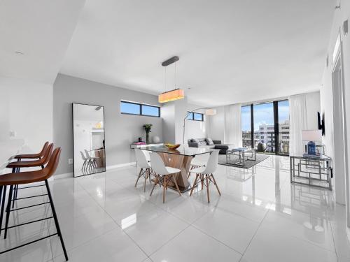 Bay Breeze Premium Apartments by Eskape Collection - 발코니/테라스