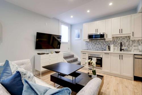 Casa Hotel Stylish Suite with Patio in Leslieville near กรีกทาวน์ ออน เดอะ แดนฟอร์ธ