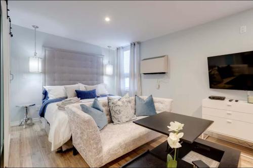 Casa Hotel Stylish Suite with Patio in Leslieville near กรีกทาวน์ ออน เดอะ แดนฟอร์ธ