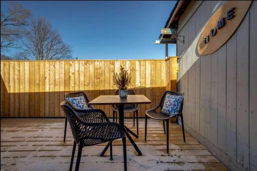 Casa Hotel Stylish Suite with Patio in Leslieville near กรีกทาวน์ ออน เดอะ แดนฟอร์ธ