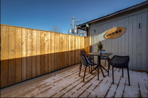 Casa Hotel Stylish Suite with Patio in Leslieville near กรีกทาวน์ ออน เดอะ แดนฟอร์ธ