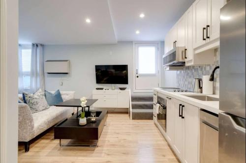 Casa Hotel Stylish Suite with Patio in Leslieville near กรีกทาวน์ ออน เดอะ แดนฟอร์ธ