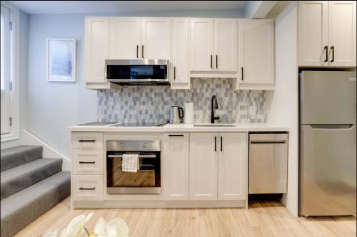 Casa Hotel Stylish Suite with Patio in Leslieville near ถนนควีน