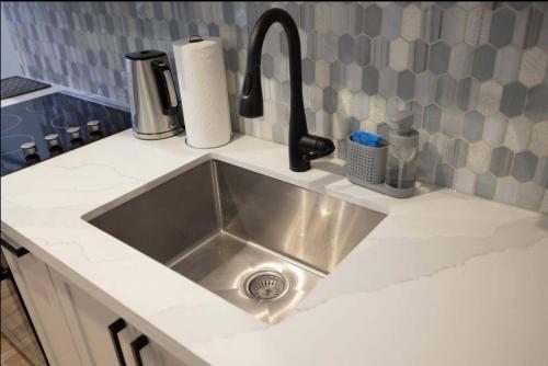 Casa Hotel Stylish Suite with Patio in Leslieville near ถนนควีน