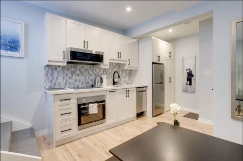 Casa Hotel Stylish Suite with Patio in Leslieville near ถนนควีน