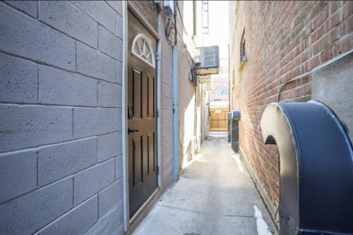 Casa Hotel Stylish Suite with Patio in Leslieville near ถนนควีน