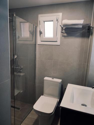 Double or Twin Room image 5