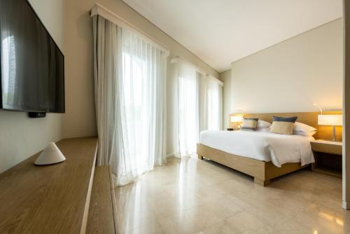 Deluxe King Room with Sea View image 5