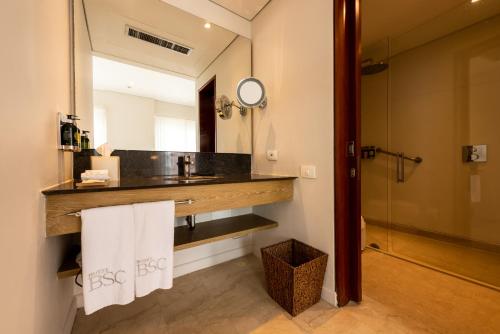 Deluxe King Room with Sea View image 3