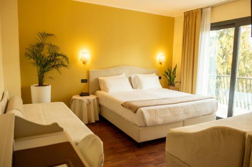 1 queen bed, 2 twin beds