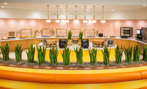 Restaurant, Buena Vista Suites Orlando in Lake Bryan