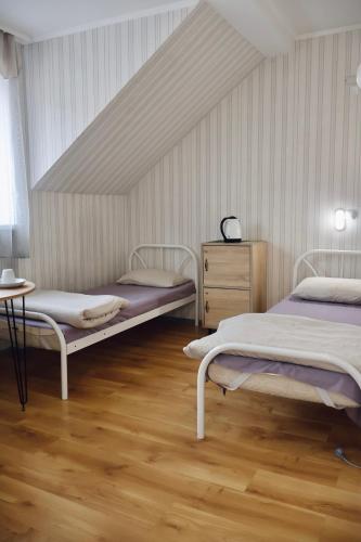 5 twin beds