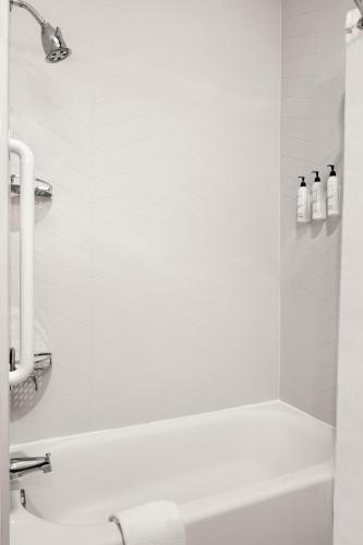 Queen Room with Two Queen Beds and Transfer Shower - Mobility and Hearing Accessible