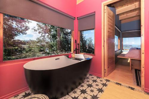 ห้องน้ำ, Main House - Maison Mahogany - 100sqm design with lagoon view and jacuzzi in พาราไดซ์