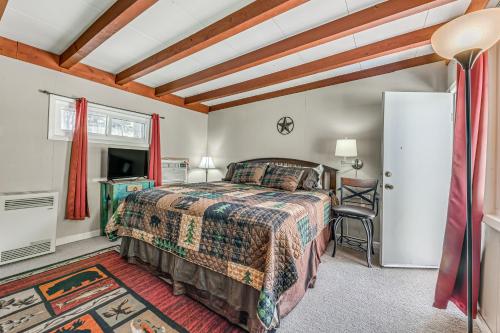 Ruidoso Cabin with Hot Tub 10 Min Walk to Main St! - image 11