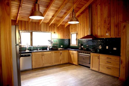 ห้องครัว, Casa en Lago Hermoso sobre Laguna Cristalina con Muelle Privado in บียา ลาโก เมลิกีนา