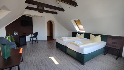 1 king bed, 1 sofa bed