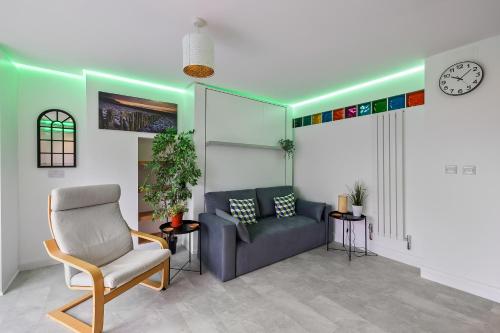 Townhouse with modern mobility accessible apartment including widened doors and ramps, pets welcome, 5 bedrooms, secure off road parking, near Home Park, golf, pitch and putt, tennis courts, Argyle, eateries, microbrewery, pubs, boutique shops and salons
