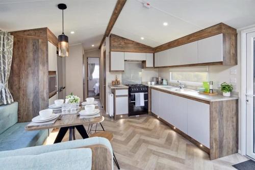 Lakeside Retreat - AGH Hot Tub Breaks - Tattershall Lakes, Tattershall