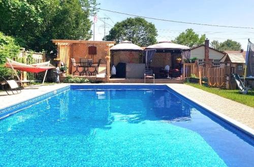 . Spacious Pool House 5 Minutes to Elgin Centre