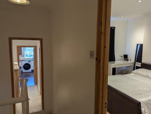 Fully-equipped flat in the city of London - image 3