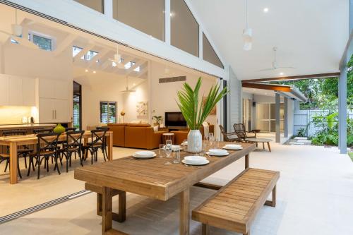 Tropical Home by the Beach - image 3