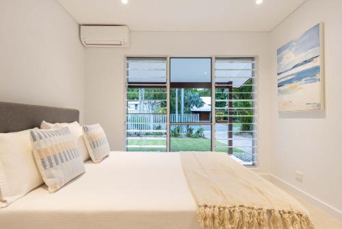 Tropical Home by the Beach - image 2