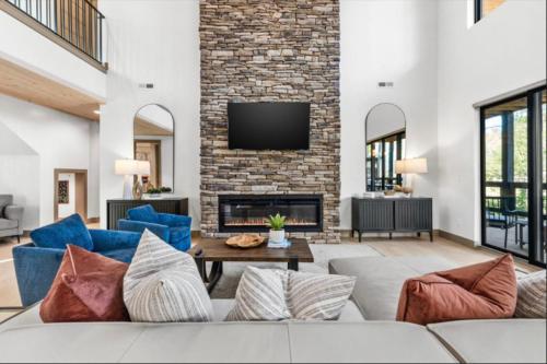 Splash Mountain Lodge Huge Cabin Indoor Pool Games Hot Tub Theater Room!!! - image 4