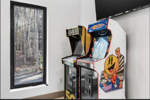 Splash Mountain Lodge Huge Cabin Indoor Pool Games Hot Tub Theater Room!!! - image 8