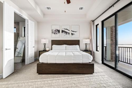 Luxury Lake House Retreat In Rowlett in Rowlett, USA