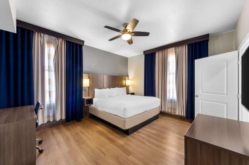 One-Bedroom King Suite with Sofa Bed and Kitchenette - Non-Smoking