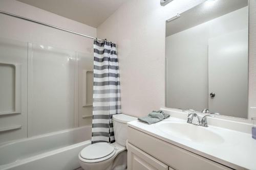 Vegas Getaway Near Strip! Sleeps 6!, Las Vegas (photo 9)